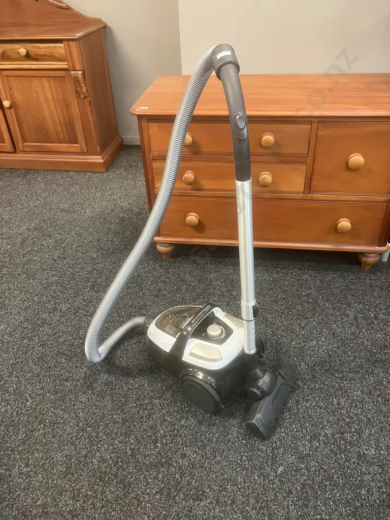 Electrolux Vacuum Cleaner, Aeroperformance Cyclonic 1900W, Model ZAP9930 Image 1++