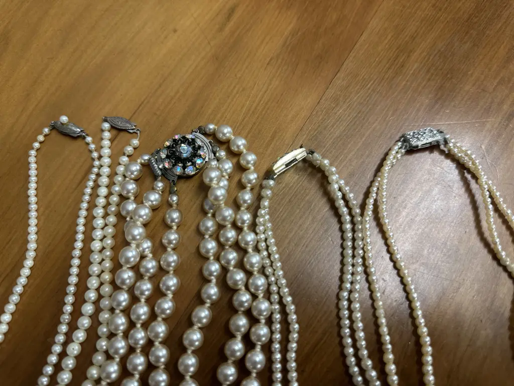 Selection Of Vintage Pearl Necklaces Image 1++