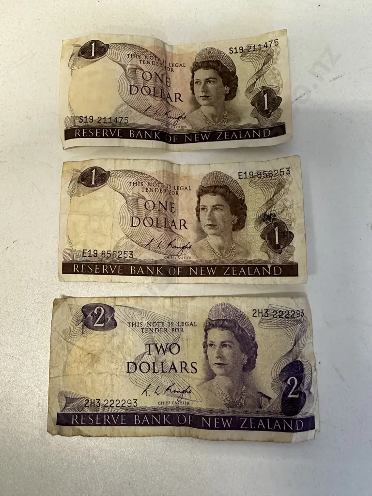 New Zealand Notes - Two x  $1 Dollar, One x $2, 1975 - 1977  R. L. KNIGHT Image 1++