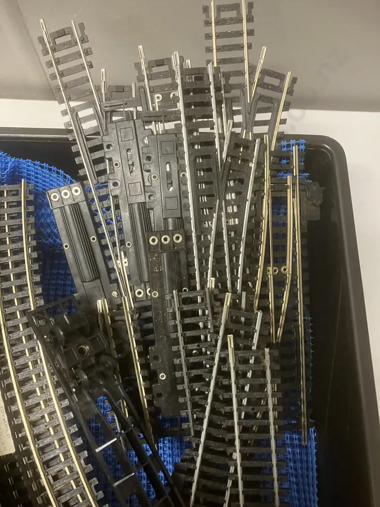 Hornby Train Track OO / HO Gauge 6 x R607, 18 x R608, 5 x Switches Etc Image 1++