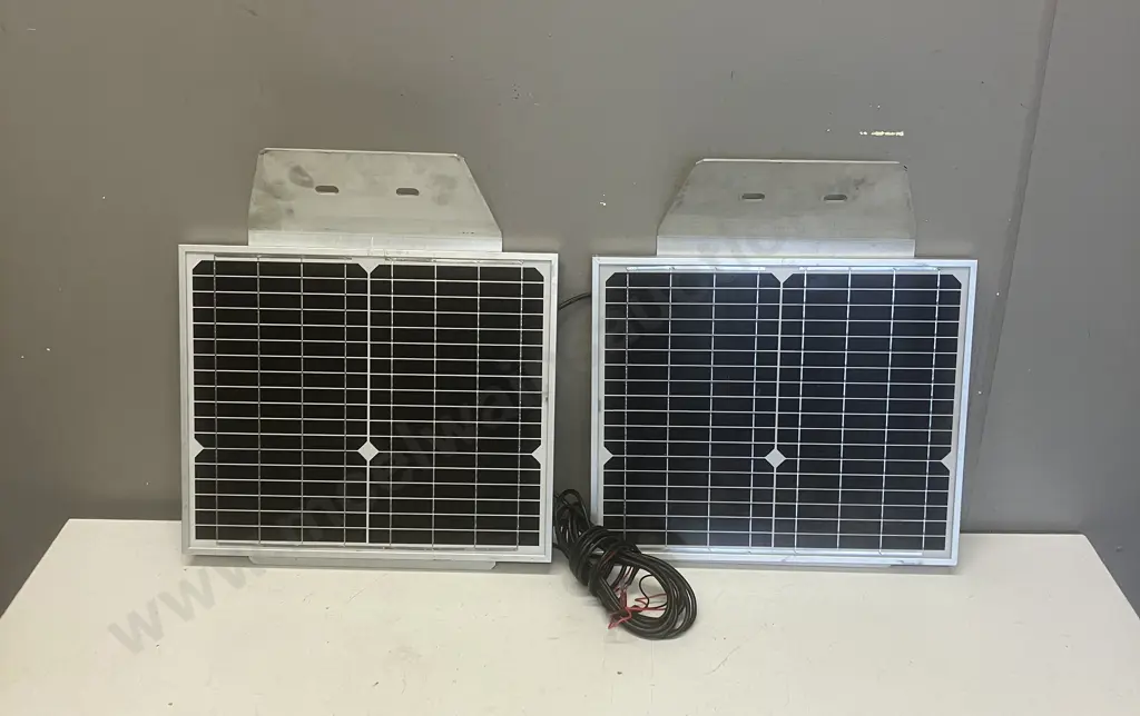 Pair of Crystalline Silicon Solar Panels 14.5W (28.5 x 34cm) With Aluminum Mounts Image 1++