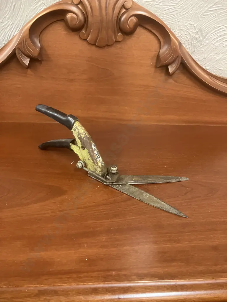 Vintage Mechanical Garden Shears Image 1++