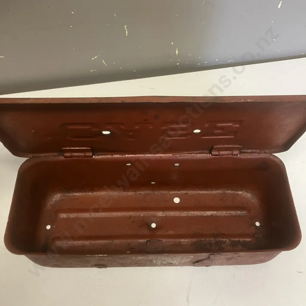 Case Tractor Steel Toolbox With Embossed Lid Image 1++