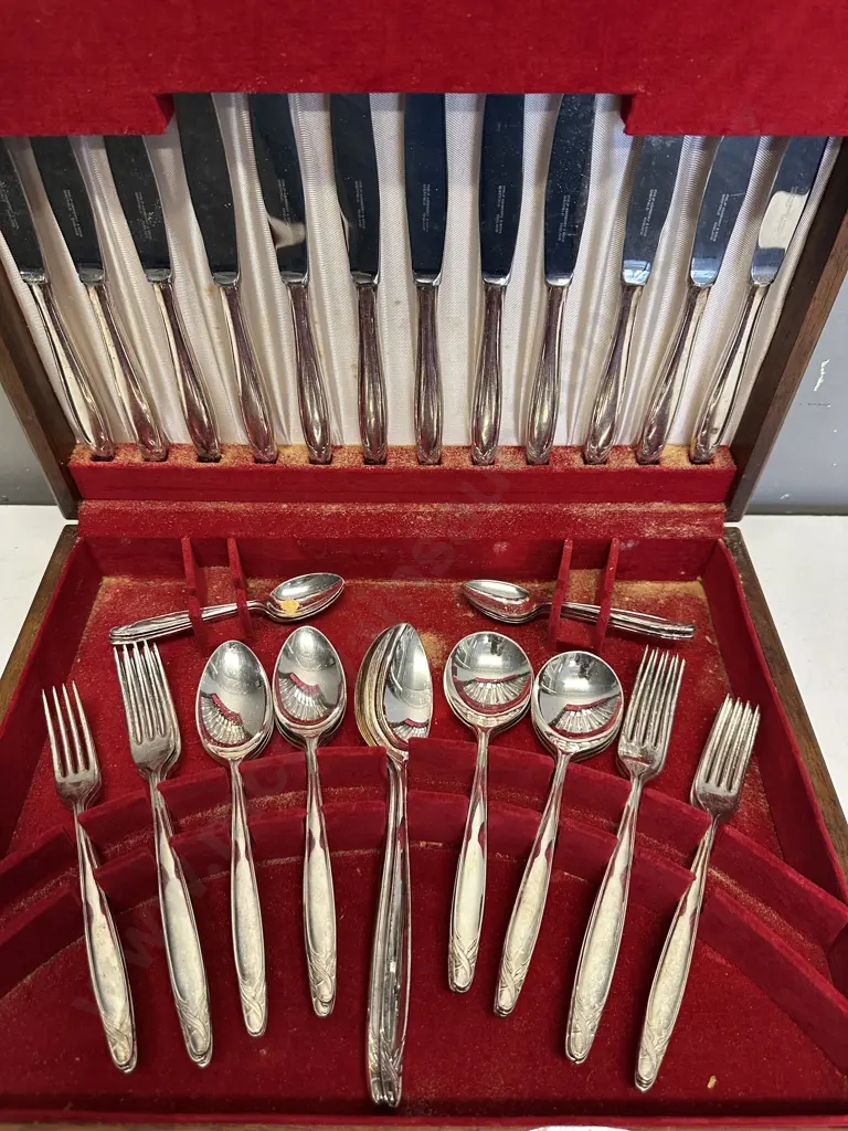 ASHBERRY of Sheffield 'De MILO' Pattern 44 Piece Cutlery Set in Wooden Canteen Image 1++