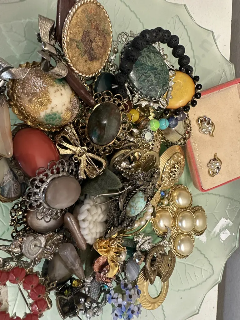 Selection Of Vintage Brooches & Earrings Image 1++