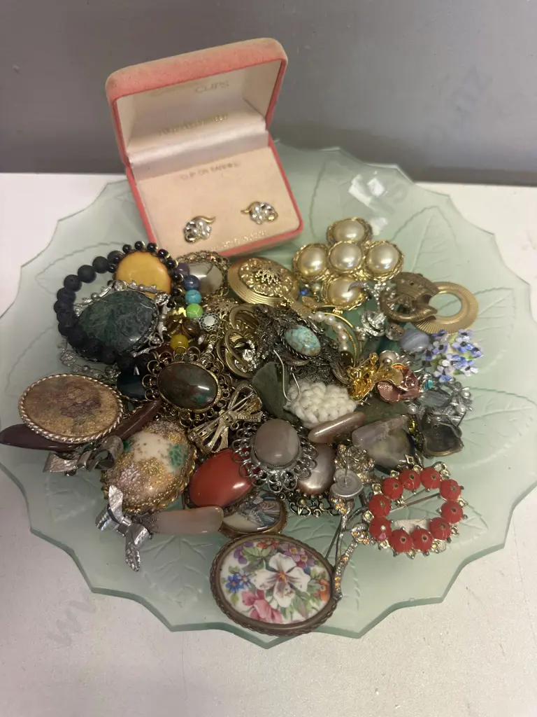 Selection Of Vintage Brooches & Earrings Image 1++