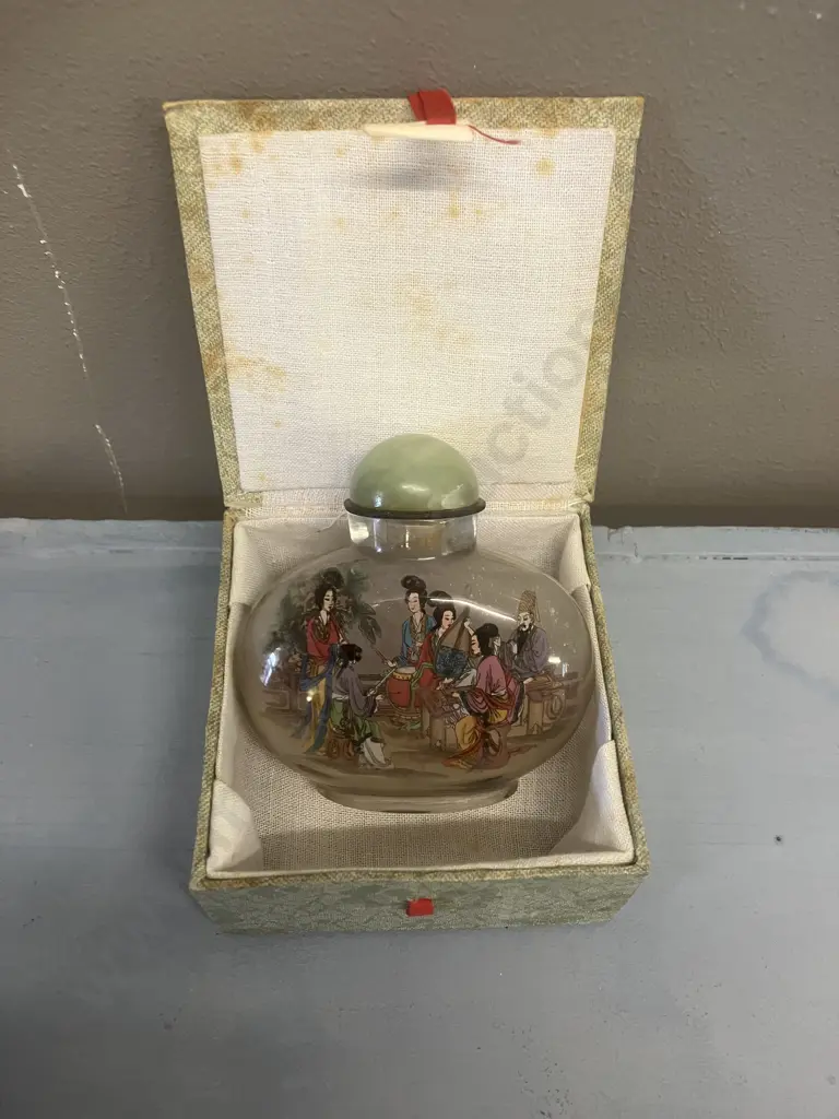 Vintage Large Chinese Reverse Painted Glass Snuff Bottle (8 x 8cm) with Spoon Attached Stopper & Box Image 1++