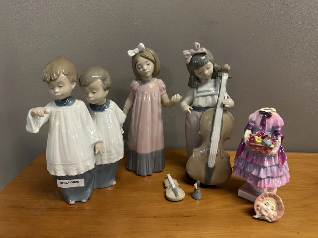 Figurines including Royal Doulton, Nao etc (af) Image 1++