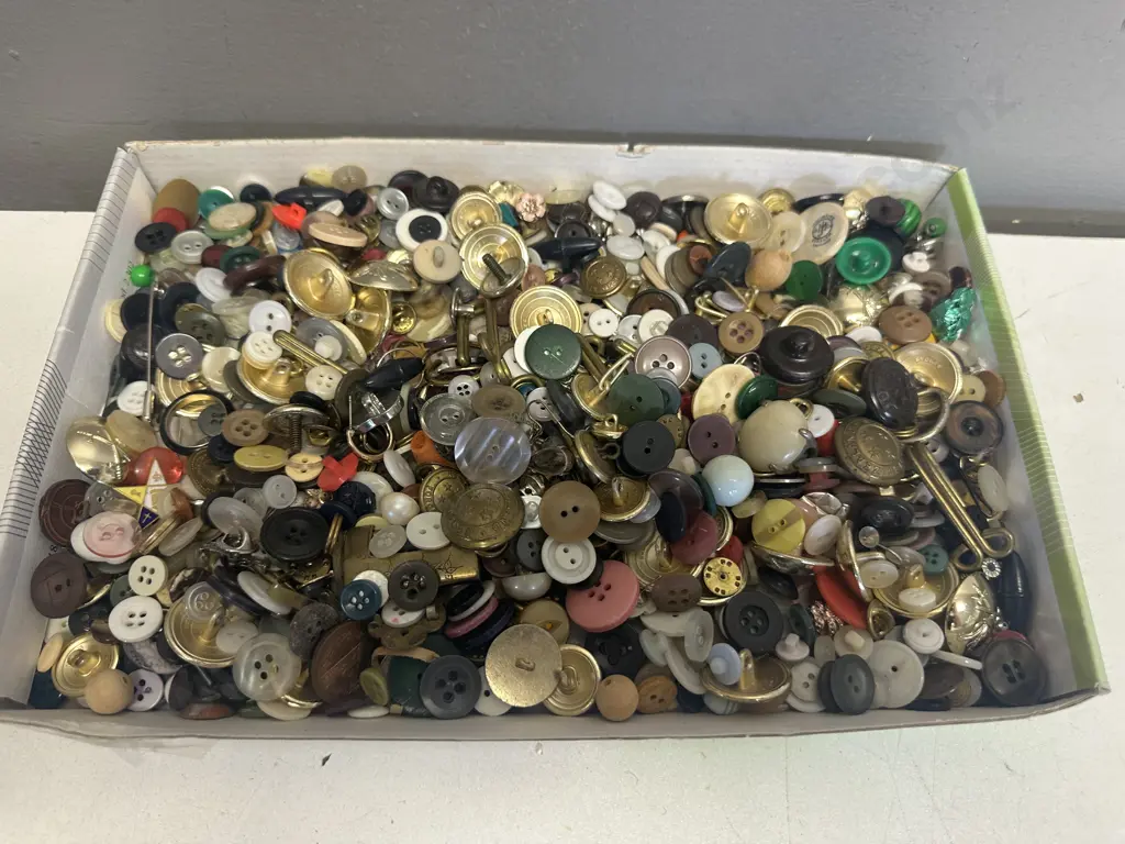 Large Selection Of Buttons Etc Image 1++