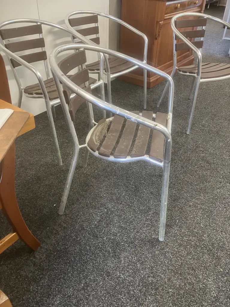 Set of 4 Aluminum Tub Chairs With Wood Slats Image 1++