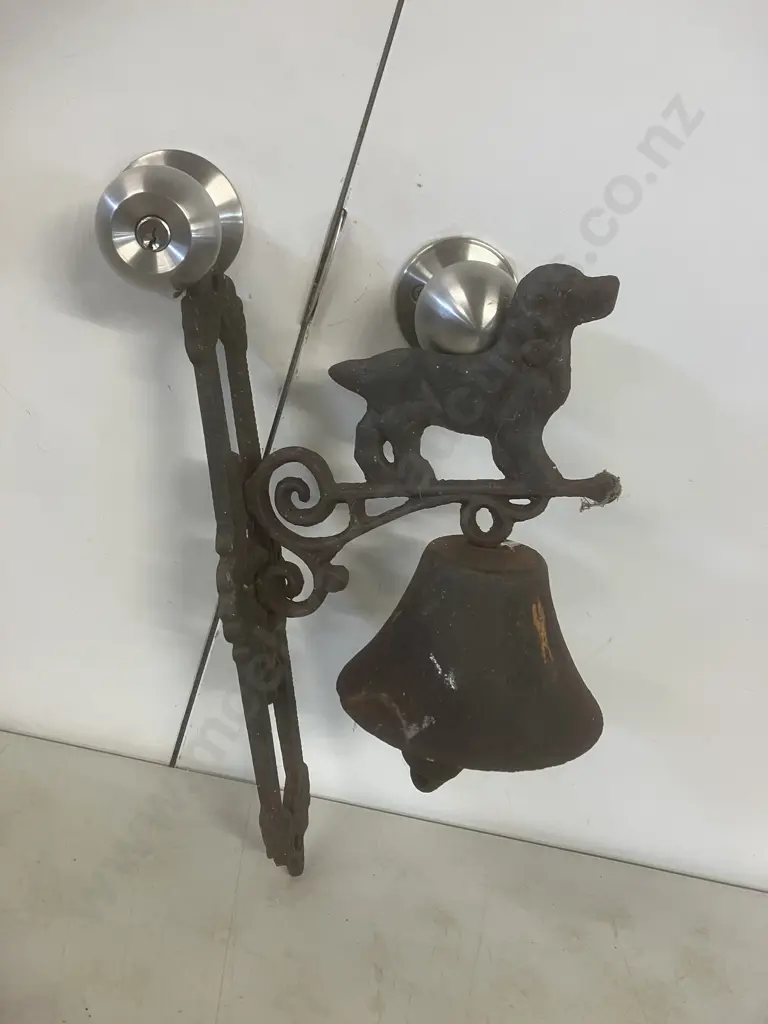 Cast Iron Dog Door Bell With Wall Mount. 35 x 19cm Image 1++
