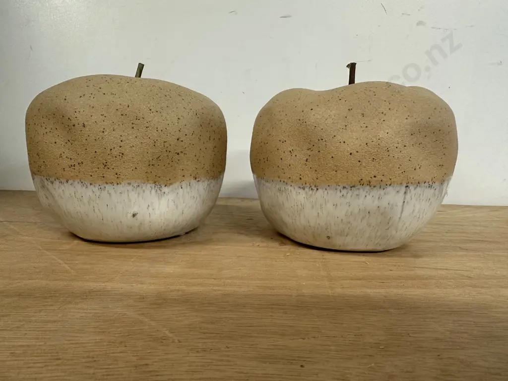 Pair Of Airlie Apple Clay/White Ornaments  Image 1++