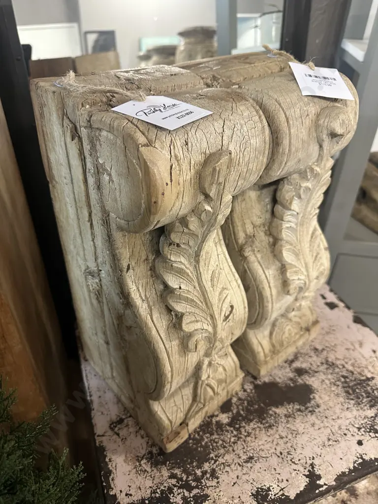 Pair of Wooden Corbel Brackets. 14 x 19 x 39cm Image 1++