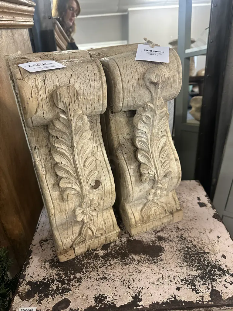Pair of Wooden Corbel Brackets. 14 x 19 x 39cm Image 1++