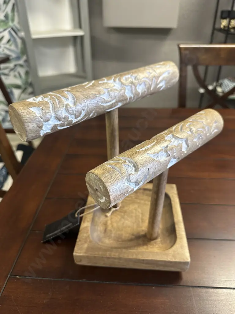 Stoneleigh & Roberson Handcarved Bangle Bar. 28 x 27.5cm Image 1++