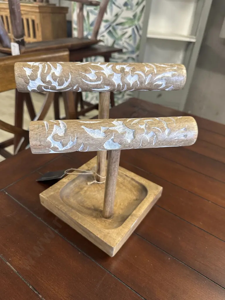 Stoneleigh & Roberson Handcarved Bangle Bar. 28 x 27.5cm Image 1++