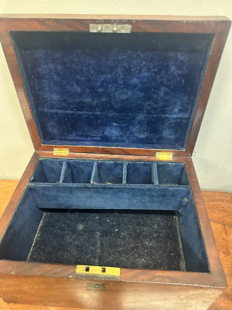 Antique Mahogany Wooden Jewellery Box H15,W32,D24cm. Image 1++