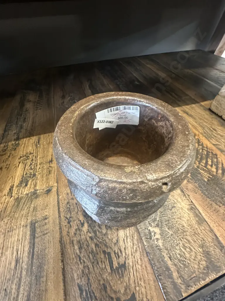 Vintage Iron Planter. 12 x 12.5cm Image 1++