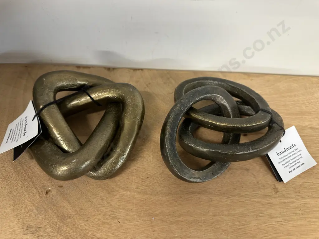 Decorative Brass Sculpture & Chain Links Image 1++