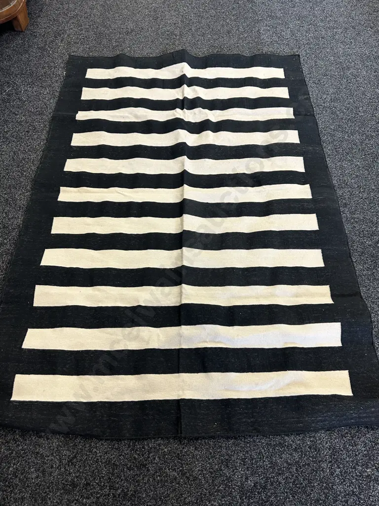 Black & White Floor Rug 182x128cm. Image 1++
