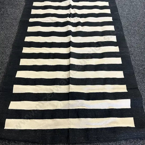Black & White Floor Rug 182x128cm.
