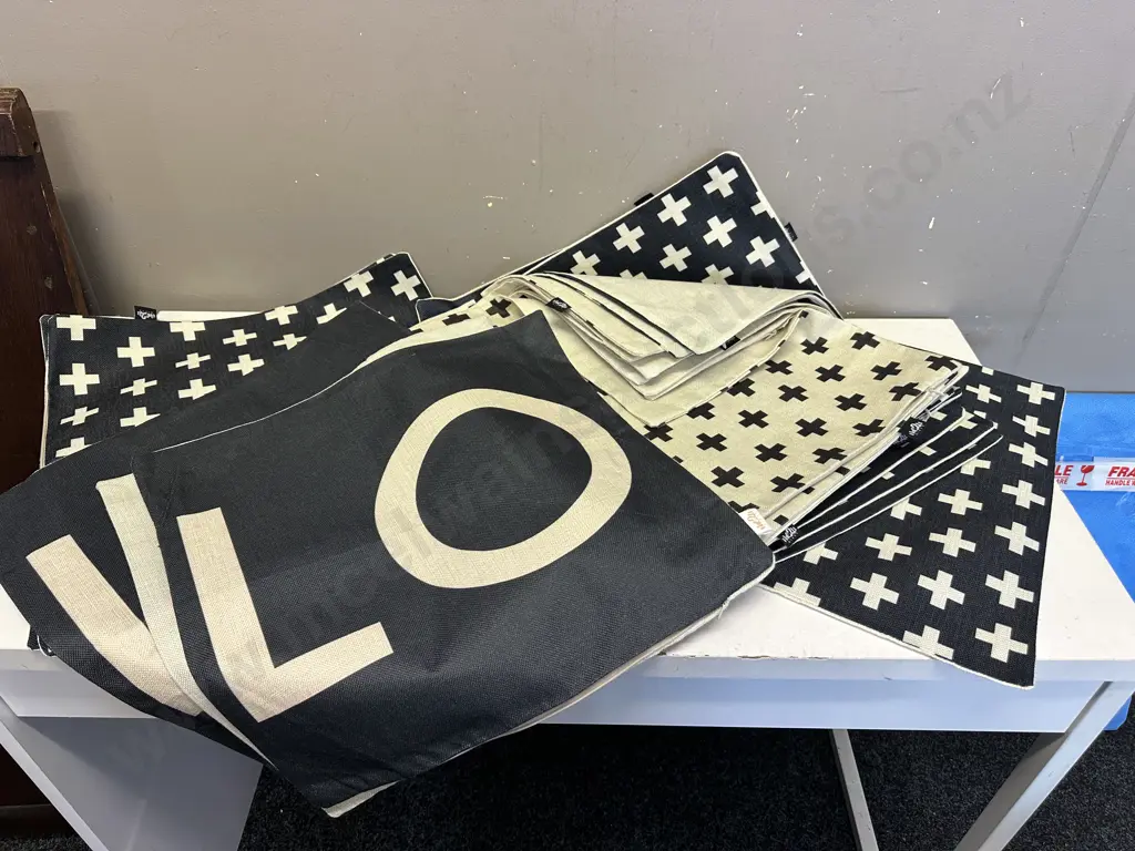 ME2U Gifts Designer Cushion Covers Black & Cream Image 1++