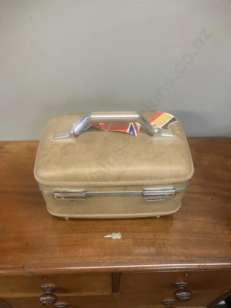 Vintage American Tourister Cosmetic Makeup Train Case With Key, Hard Shell Image 1++