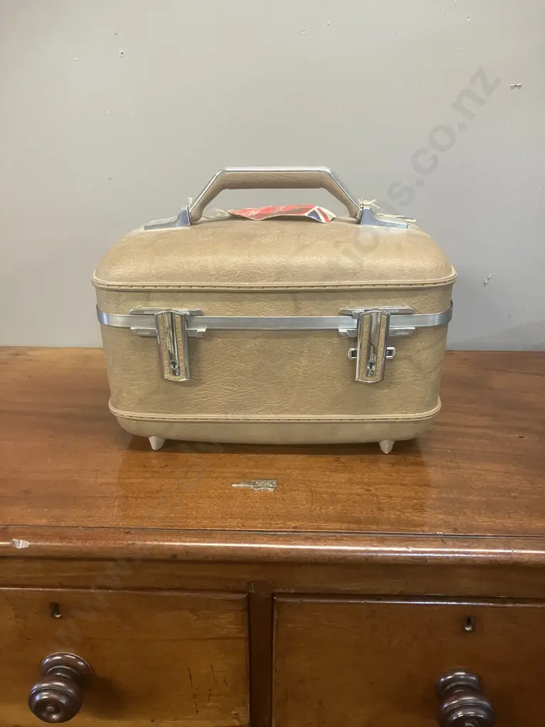 Vintage American Tourister Cosmetic Makeup Train Case With Key, Hard Shell Image 1++