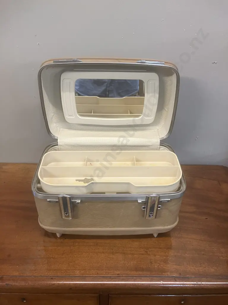 Vintage American Tourister Cosmetic Makeup Train Case With Key, Hard Shell Image 1++