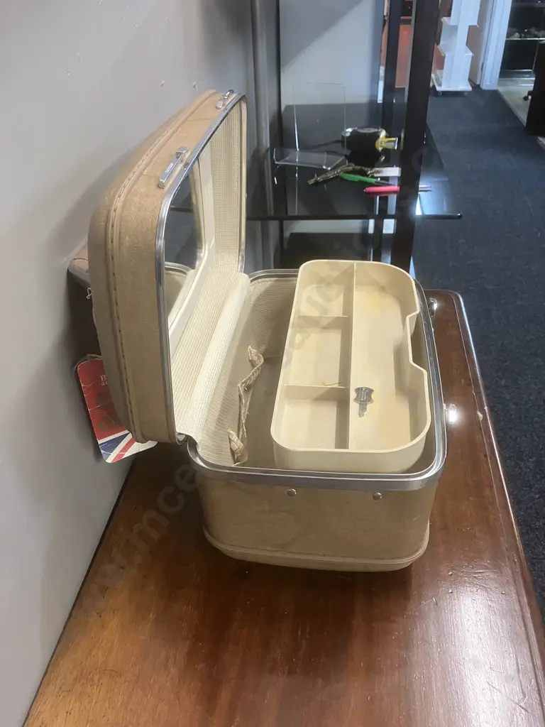 Vintage American Tourister Cosmetic Makeup Train Case With Key, Hard Shell Image 1++