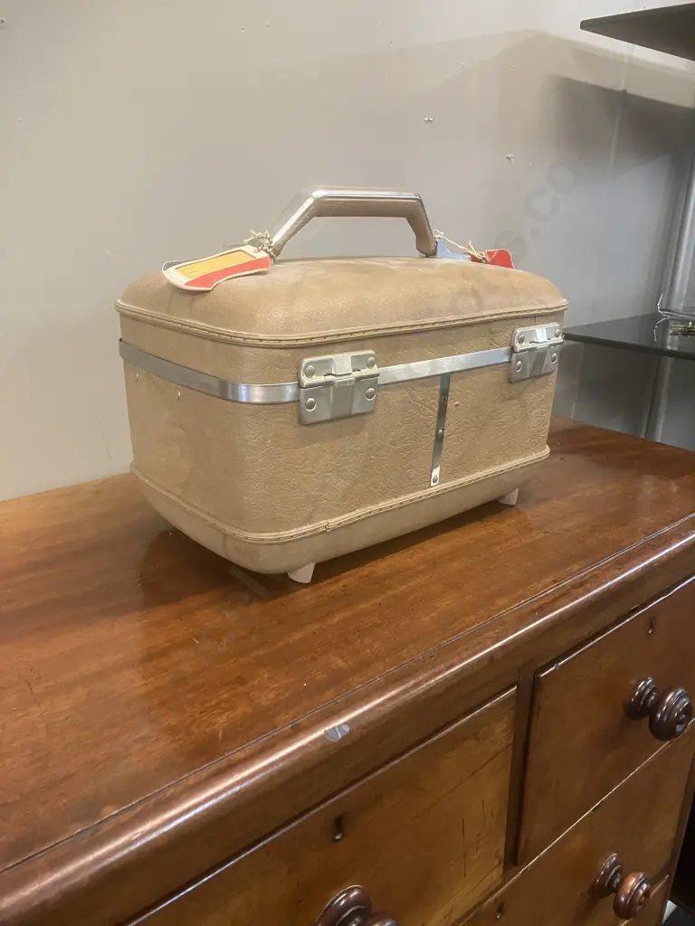 Vintage American Tourister Cosmetic Makeup Train Case With Key, Hard Shell Image 1++