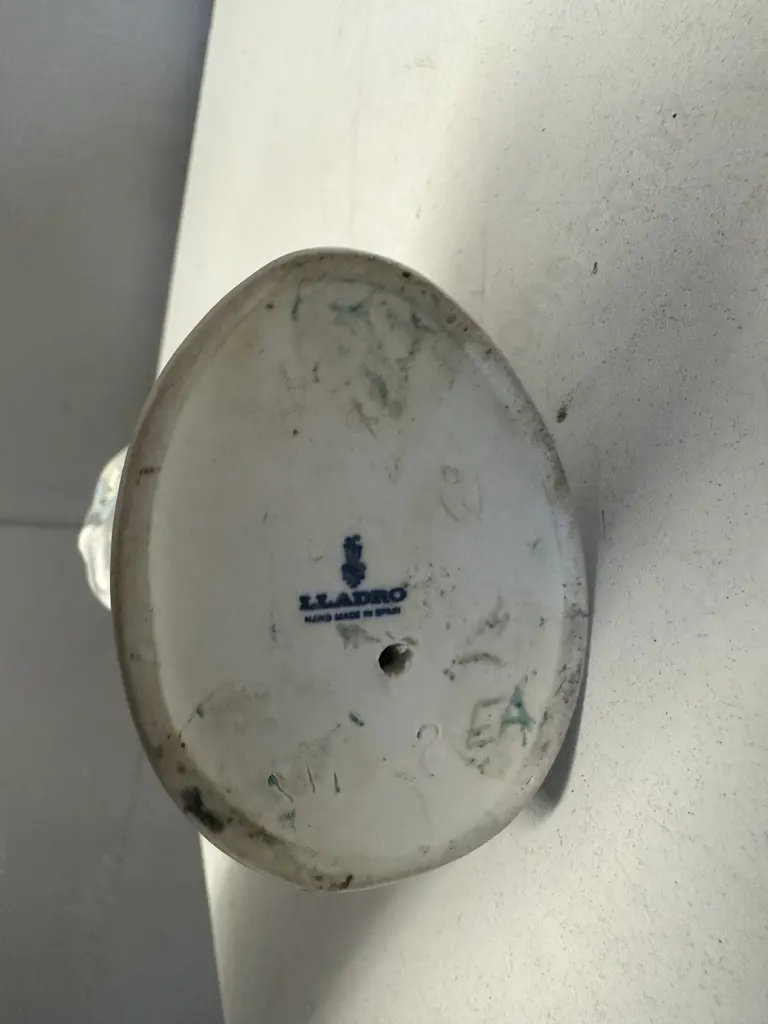 Lladro Porcelain Figurine Girl With Calla Lillies H23cm. Image 1++