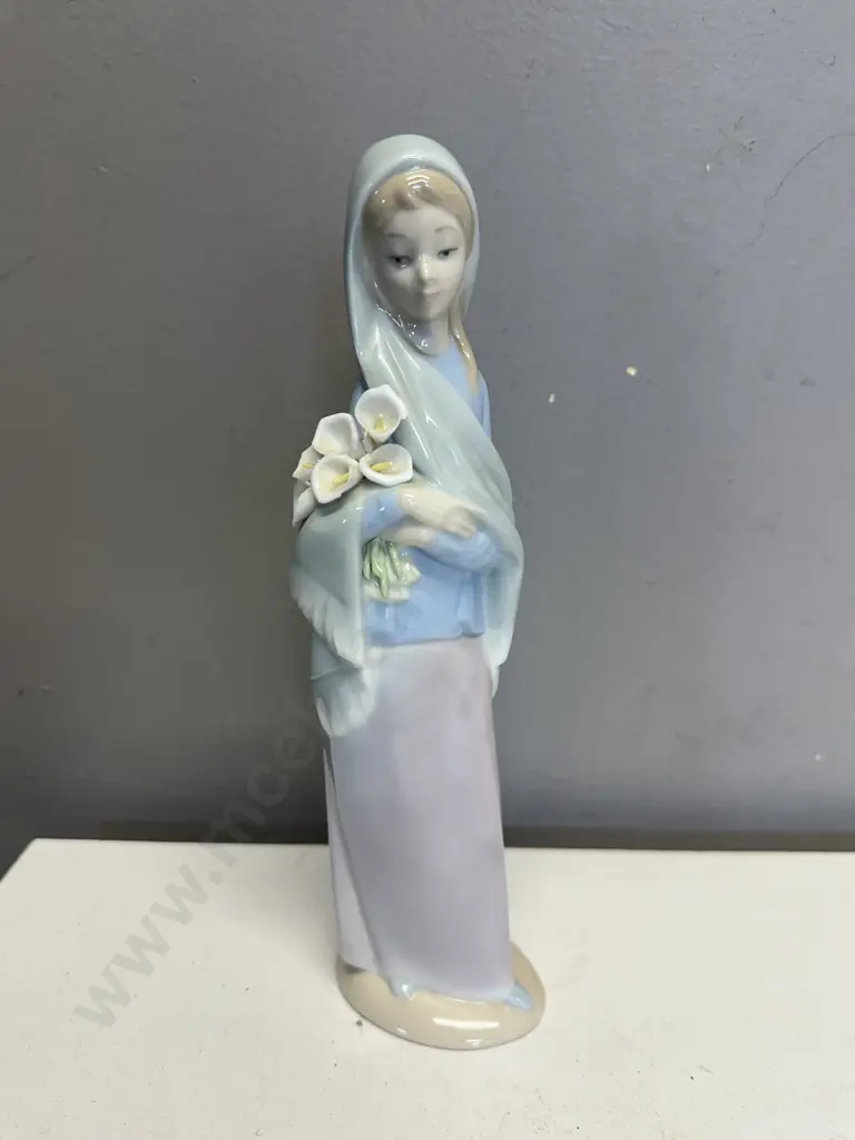 Lladro Porcelain Figurine Girl With Calla Lillies H23cm. Image 1++