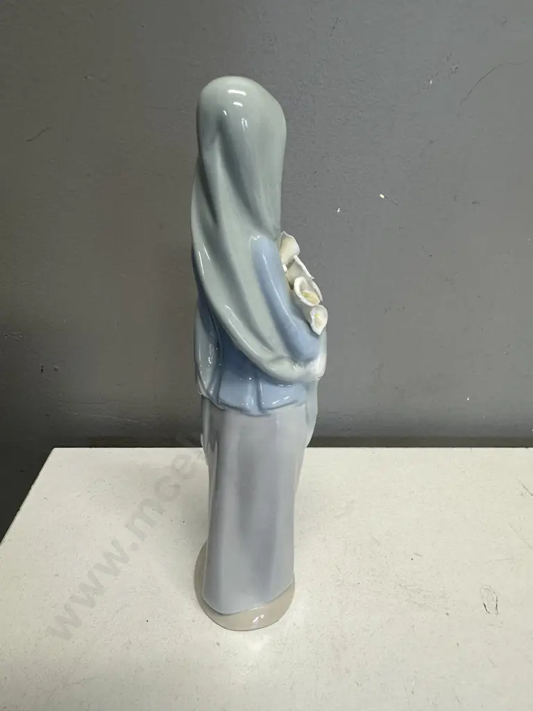 Lladro Porcelain Figurine Girl With Calla Lillies H23cm. Image 1++