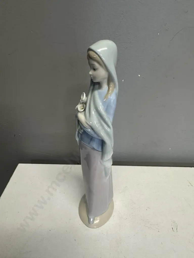 Lladro Porcelain Figurine Girl With Calla Lillies H23cm. Image 1++