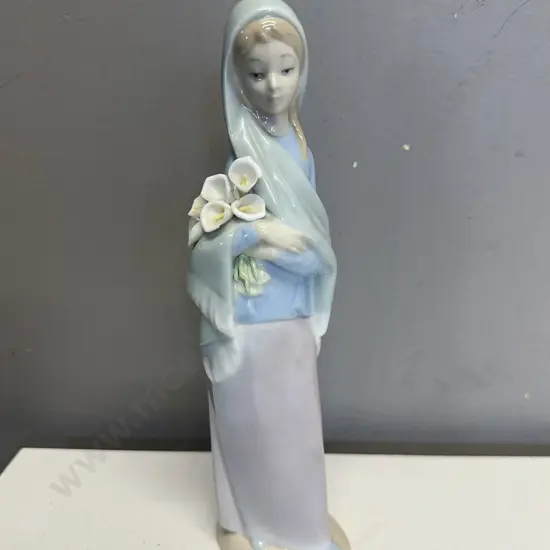 Lladro Porcelain Figurine Girl With Calla Lillies H23cm.