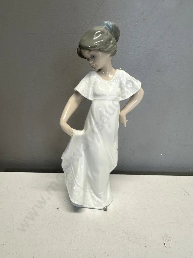 Nao Porcelain Figurine 'How Pretty' H22cm. Image 1++