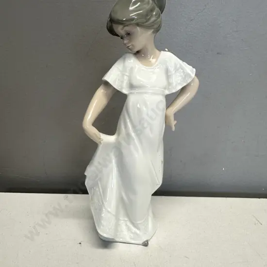 Nao Porcelain Figurine 'How Pretty' H22cm.