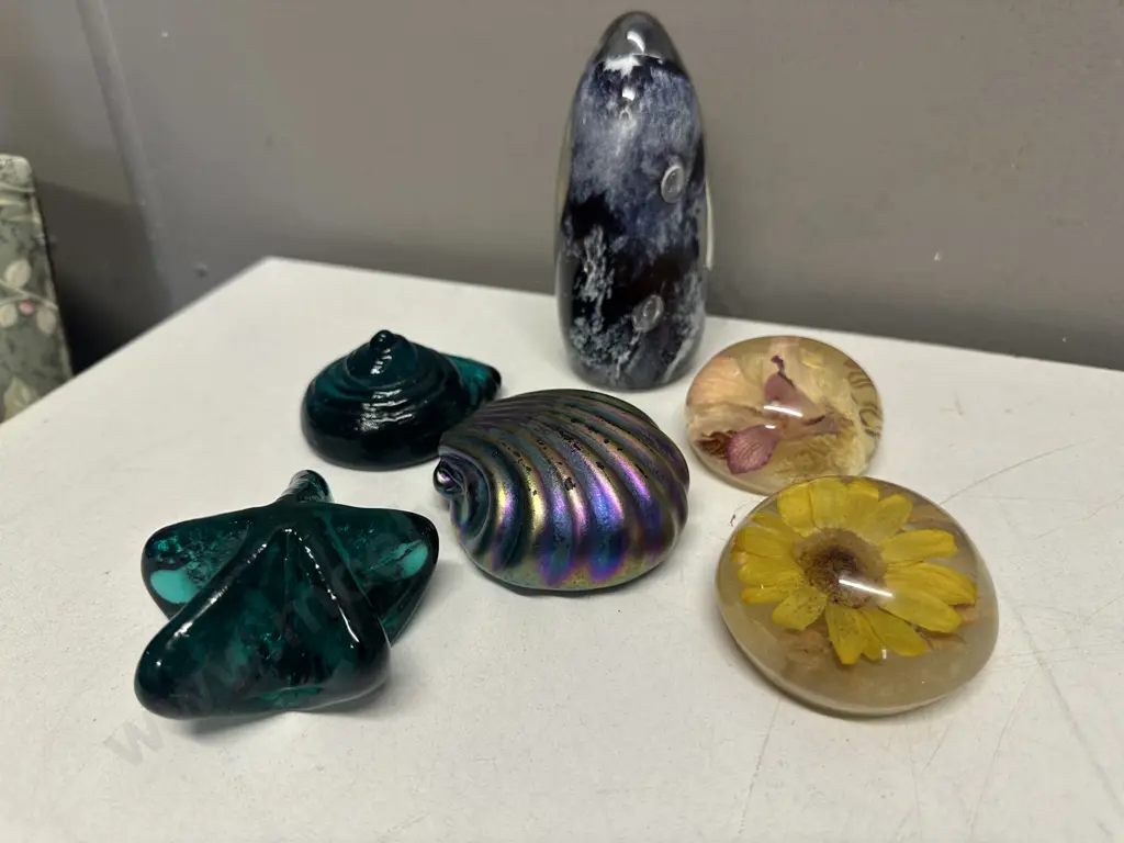Selection Of Art Glass Paperweights Image 1++