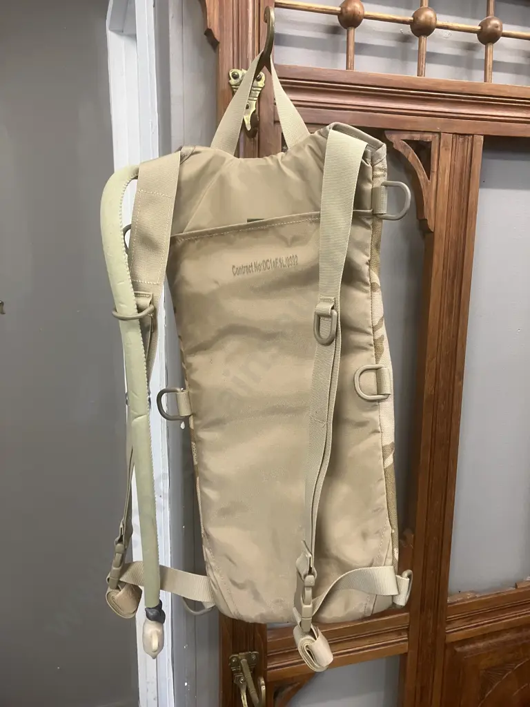 CamelBak Maximum Gear 2L 70oz Desert Camo Water Hydration Pack With Bladder Image 1++