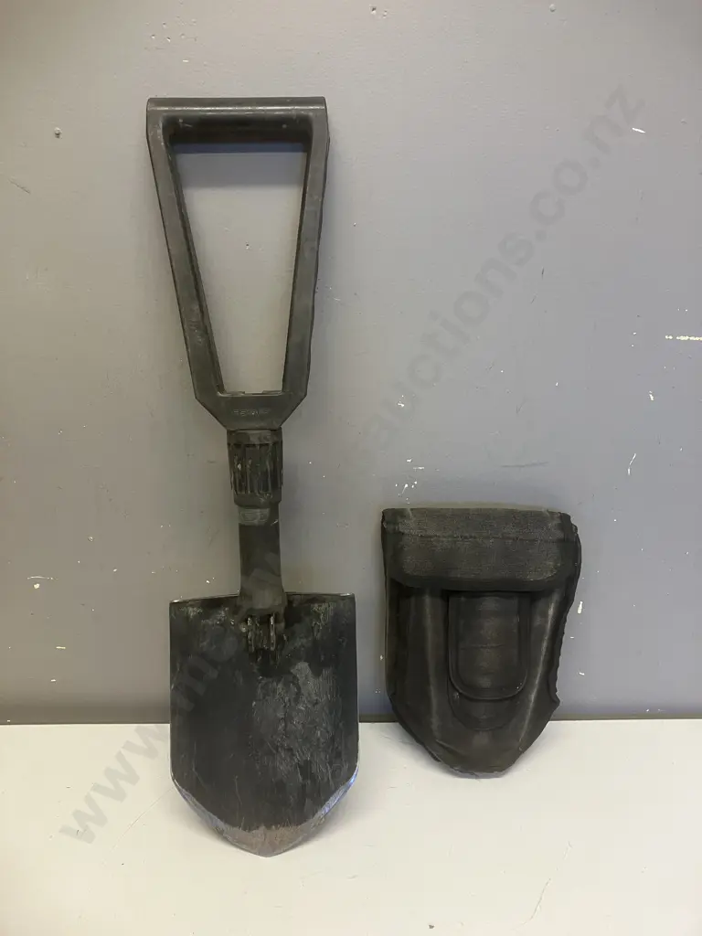 Fiskars Foldable Shovel With Cordura Pouch With Belt Loops Image 1++