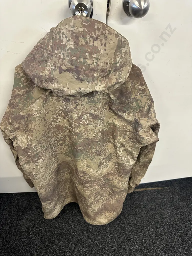 New Zealand Army Defence Force Multi-Terrain Camouflage Uniform Wet Weather Jacket Size Medium. Image 1++