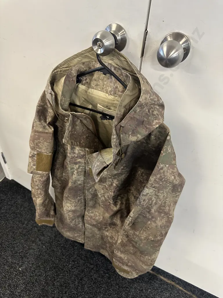 New Zealand Army Defence Force Multi-Terrain Camouflage Uniform Wet Weather Jacket Size Medium. Image 1++
