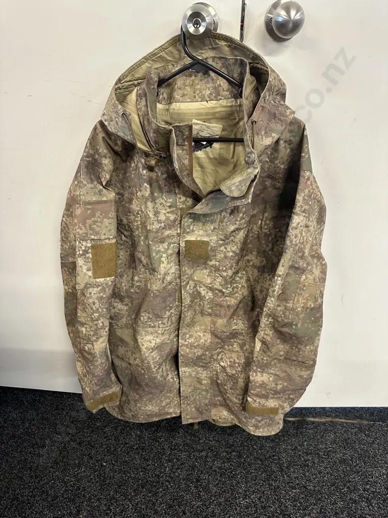 New Zealand Army Defence Force Multi-Terrain Camouflage Uniform Wet Weather Jacket Size Medium. Image 1++