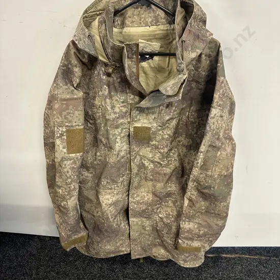 New Zealand Army Defence Force Multi-Terrain Camouflage Uniform Wet Weather Jacket Size Medium.