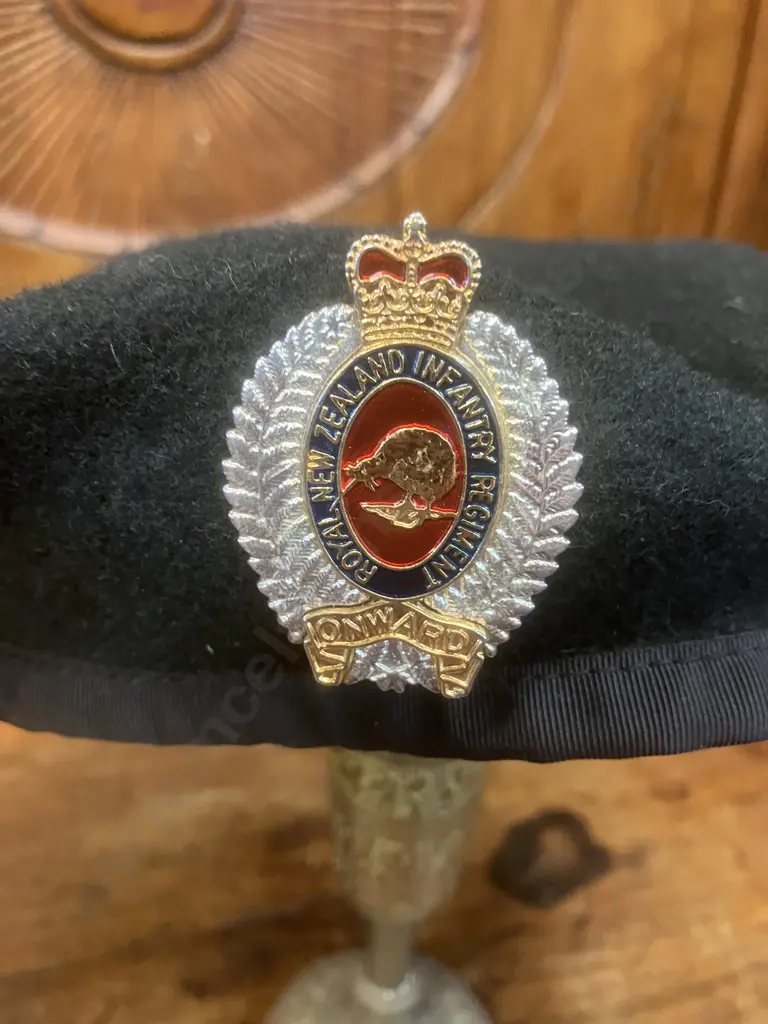 Royal New Zealand Infantry Regiment Corps Badge & Black Beret Image 1++