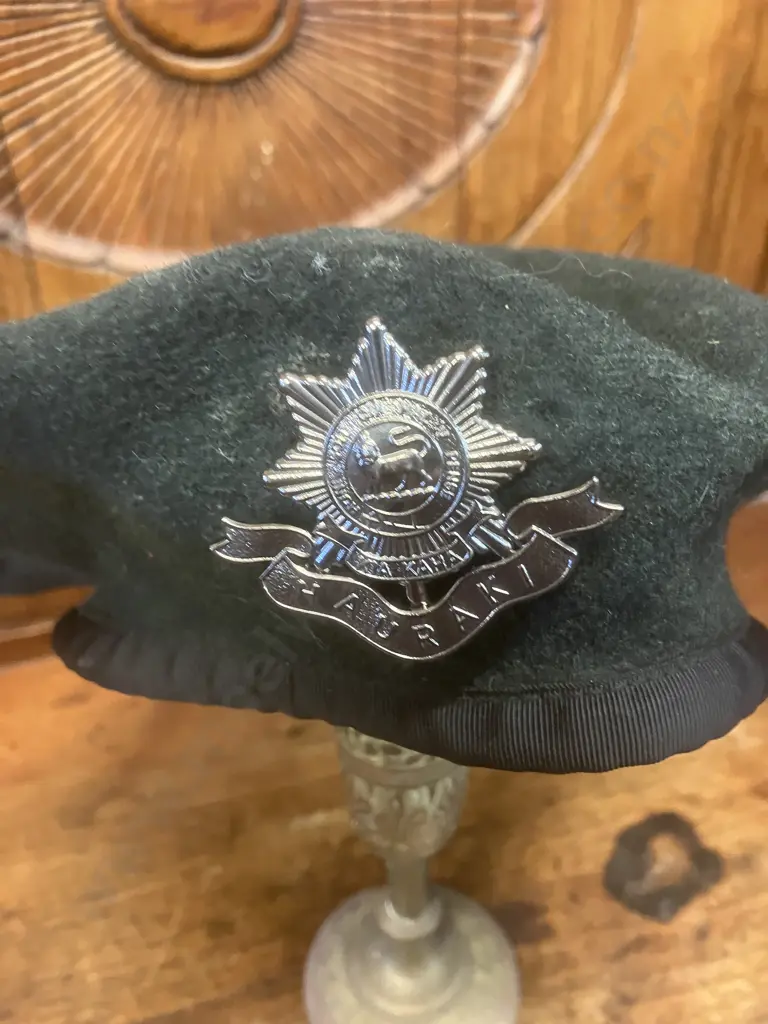 6th Hauraki Regiment Corps Badge & Green Beret Image 1++