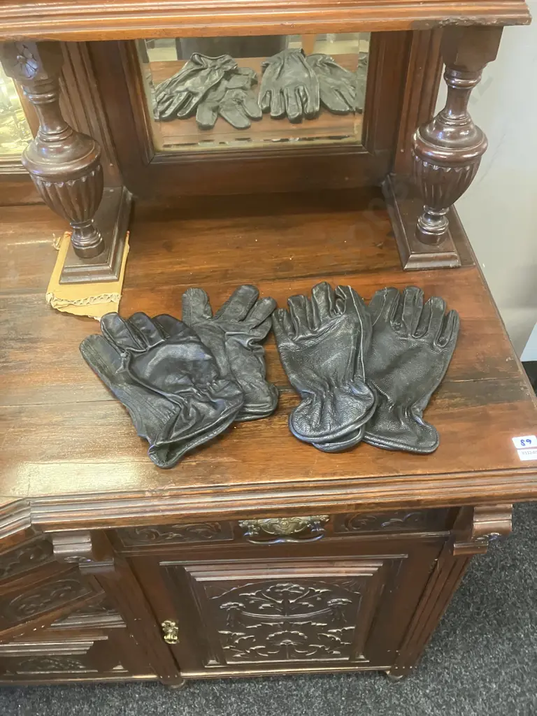 Lynn River Black Gloves x 2 Pair Size XXL & Size L Image 1++
