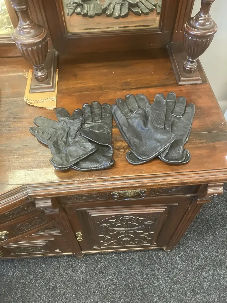 Lynn River Black Gloves x 2 Pair Size XXL & Size L Image 1++