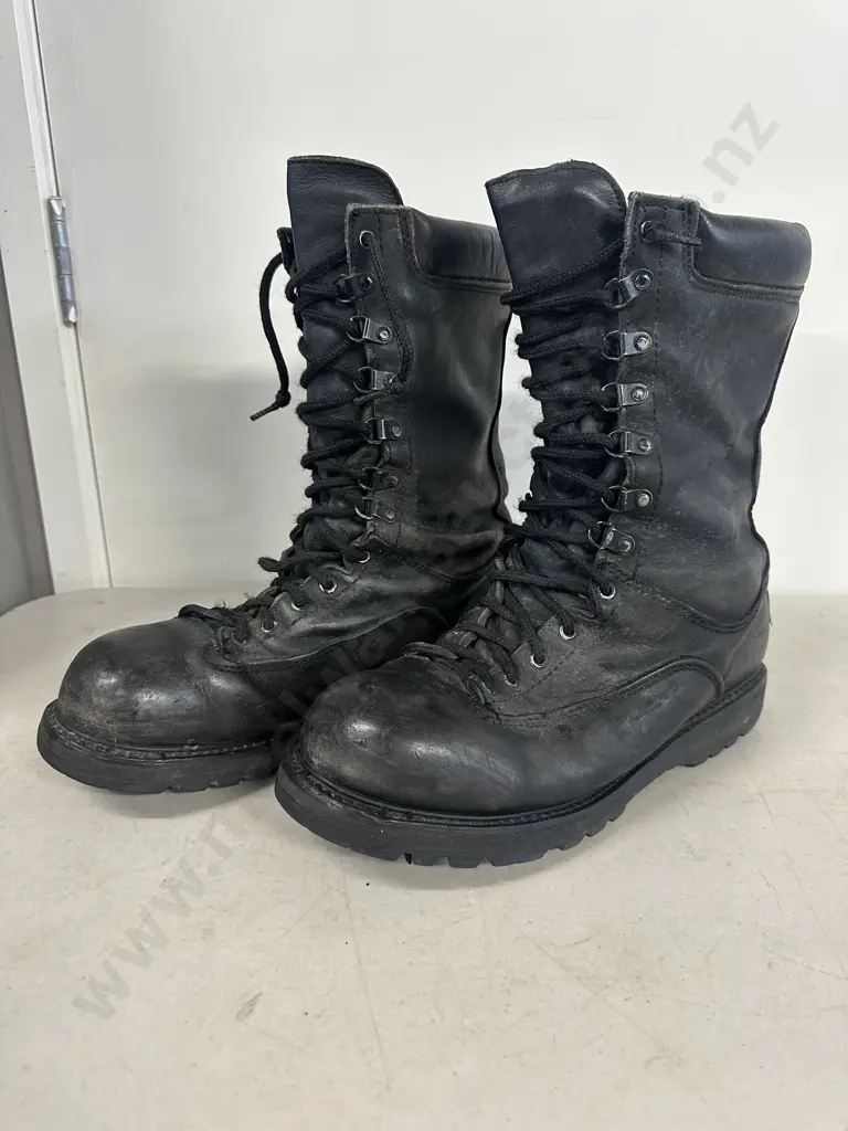 Pair Of Black Matterhorn Safety Toe Work Boot Size UK 9.5 Image 1++